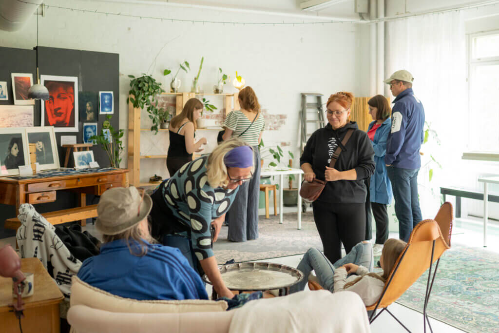 Studio Tuokiolla oli valokuvataidenäyttely sekä Syanotypia-työpaja